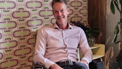 Man zit in een stoel