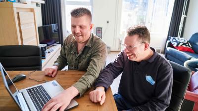 achter de computer zitten