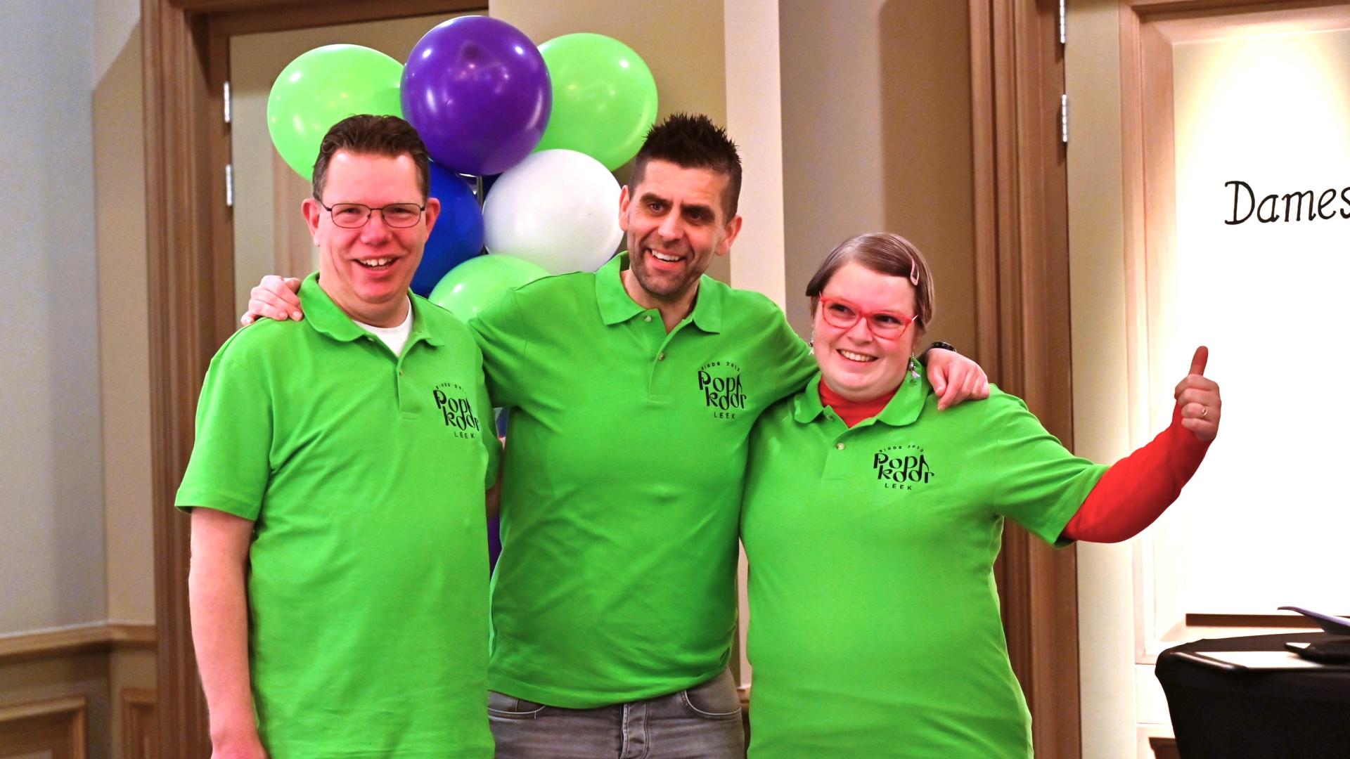 3 mensen in groene shirts