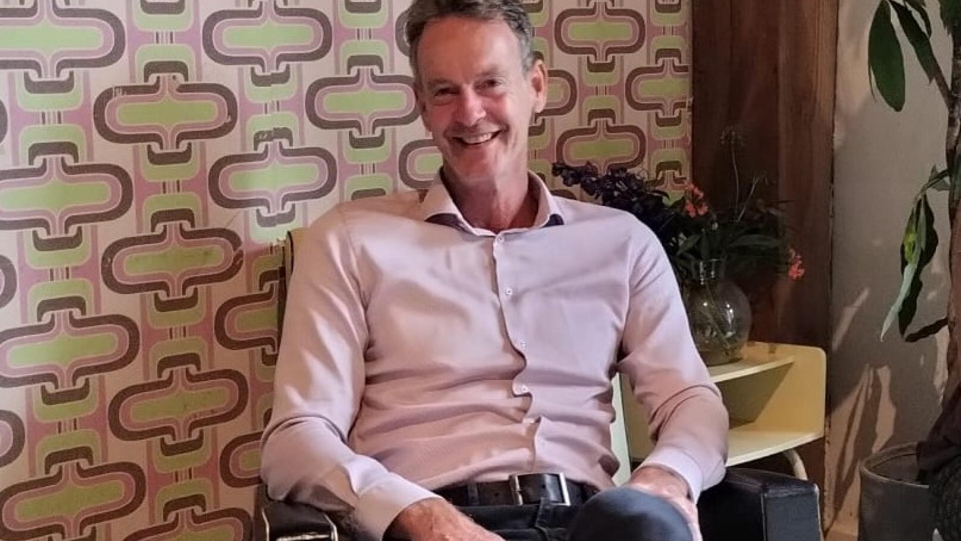 lachende man in een stoel