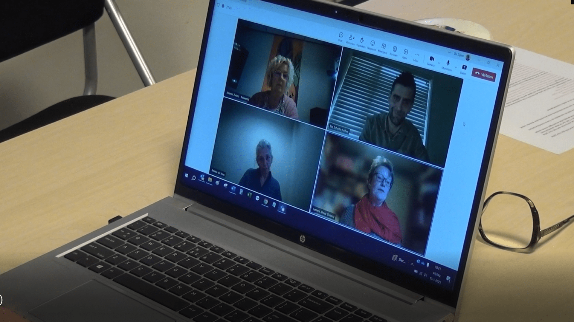 computerscherm met 4 mensen die aan digitaal aan het vergaderen zijn