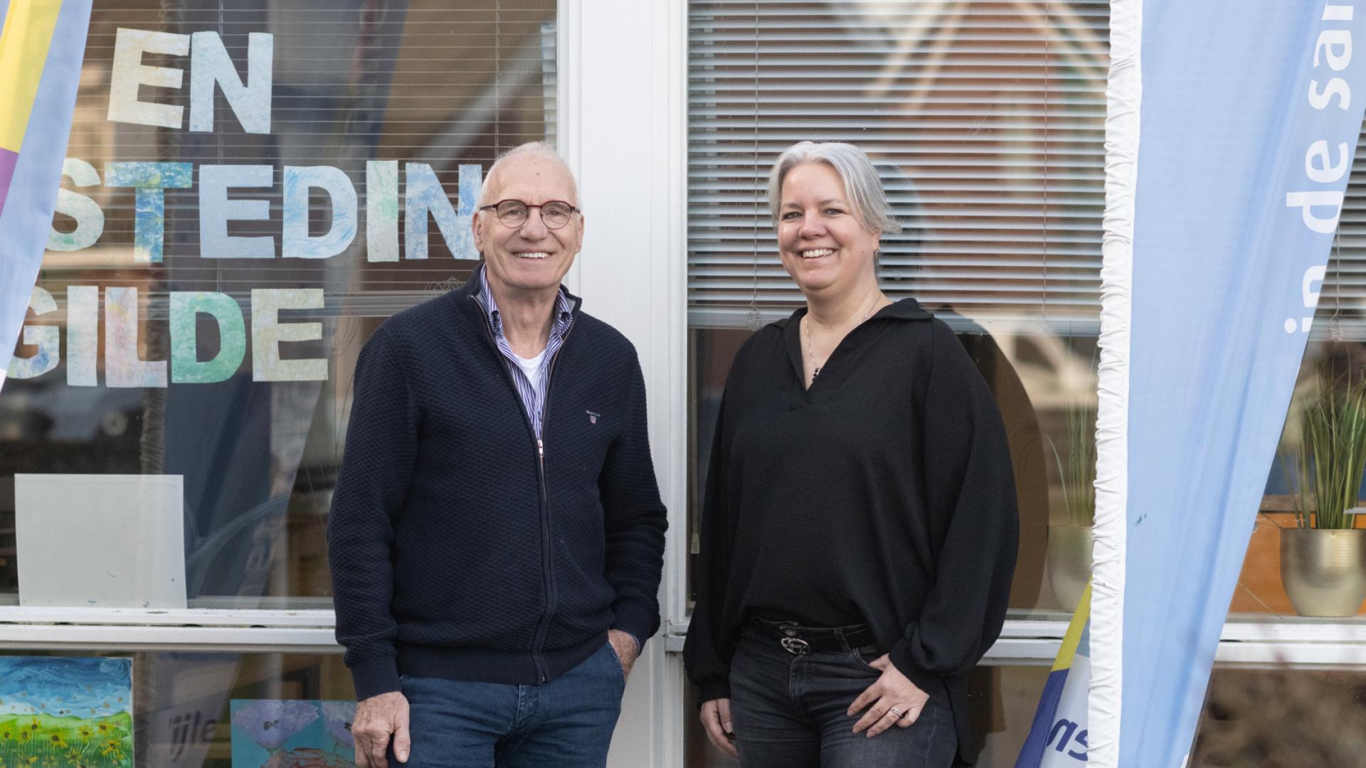twee mensen poseren