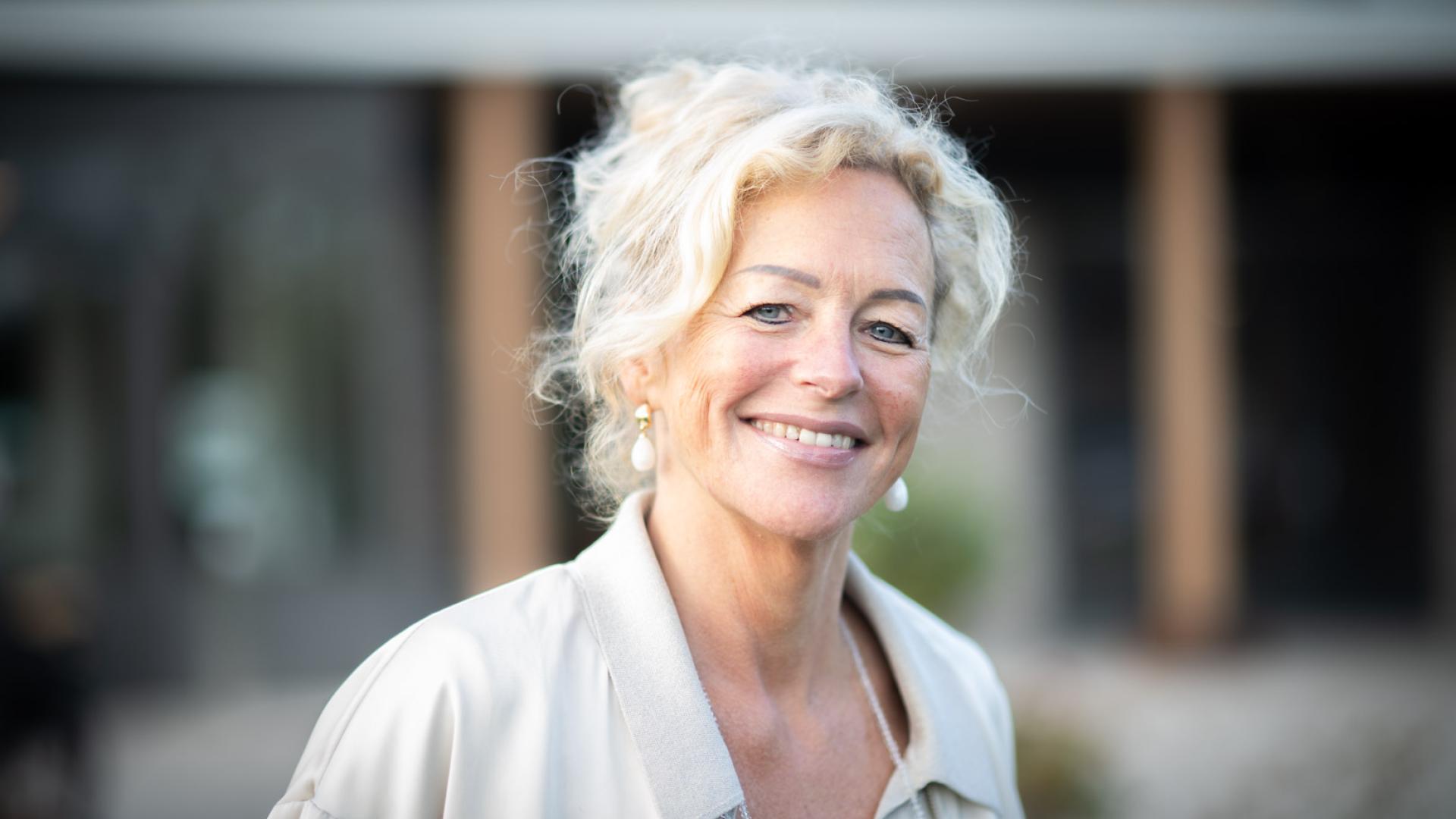 Vrouw staat buiten voor een gebouw