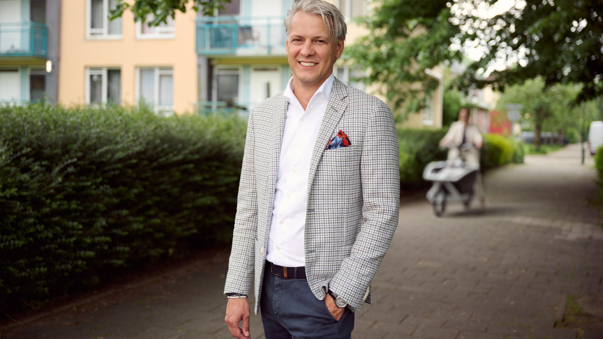 man die buiten staat