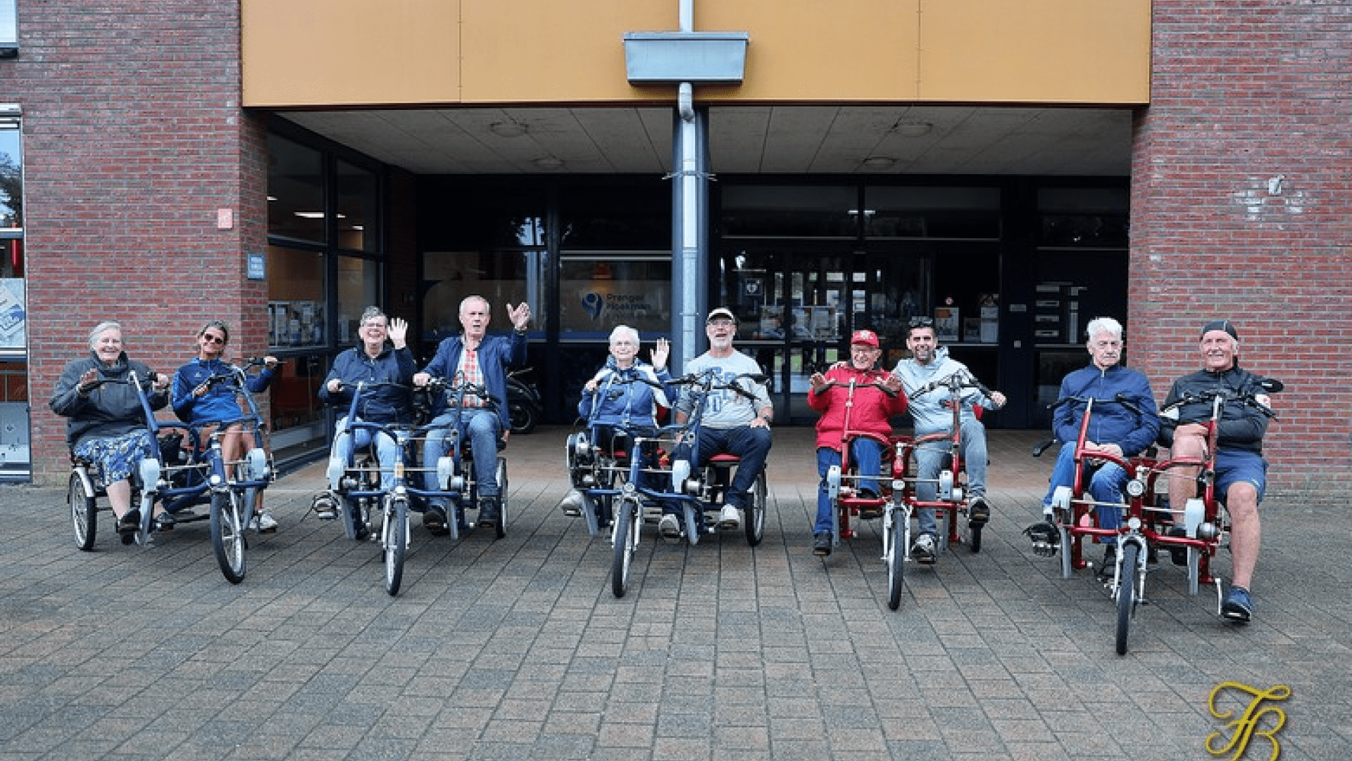 mensen met duofietsen