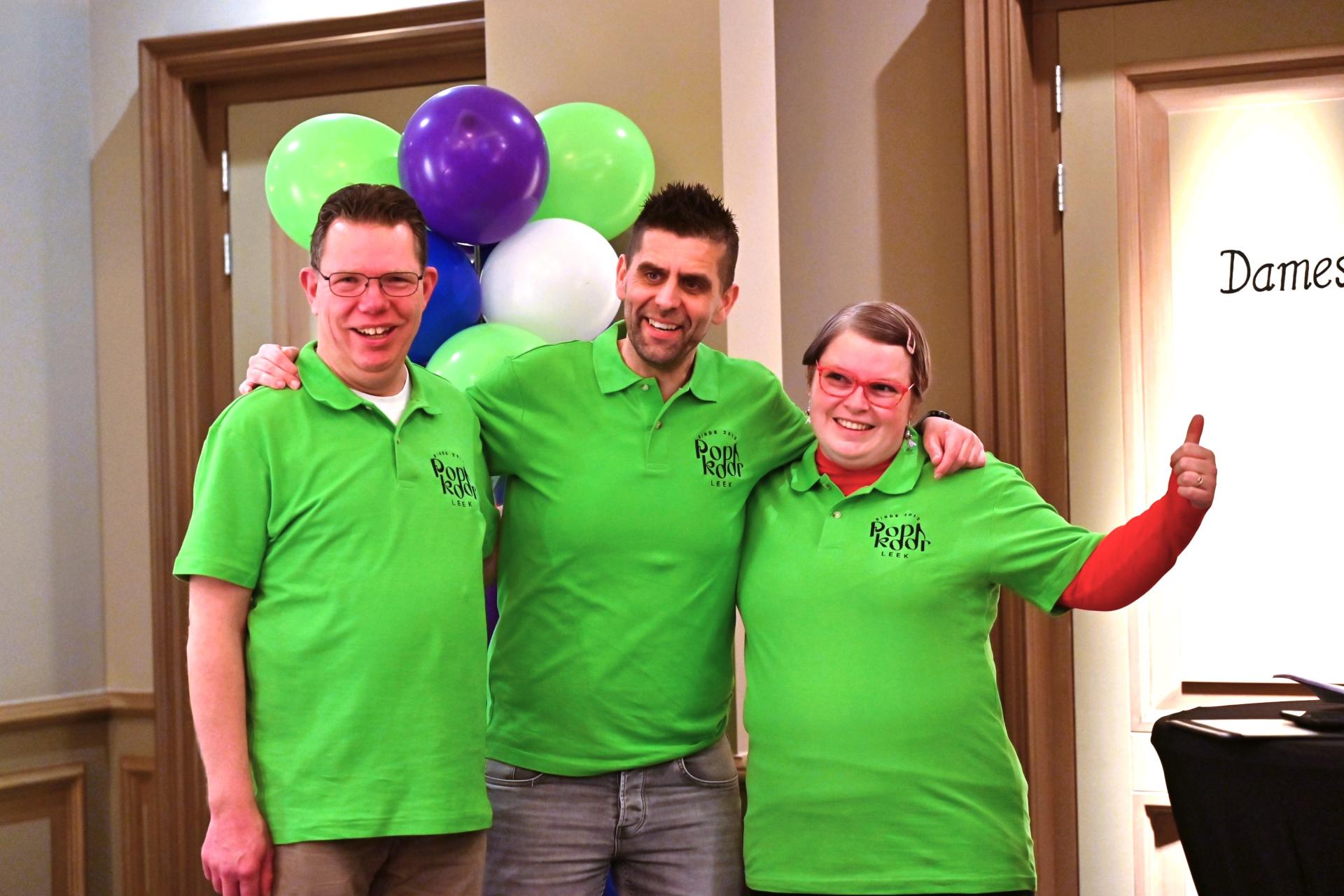 3 mensen in groene shirts