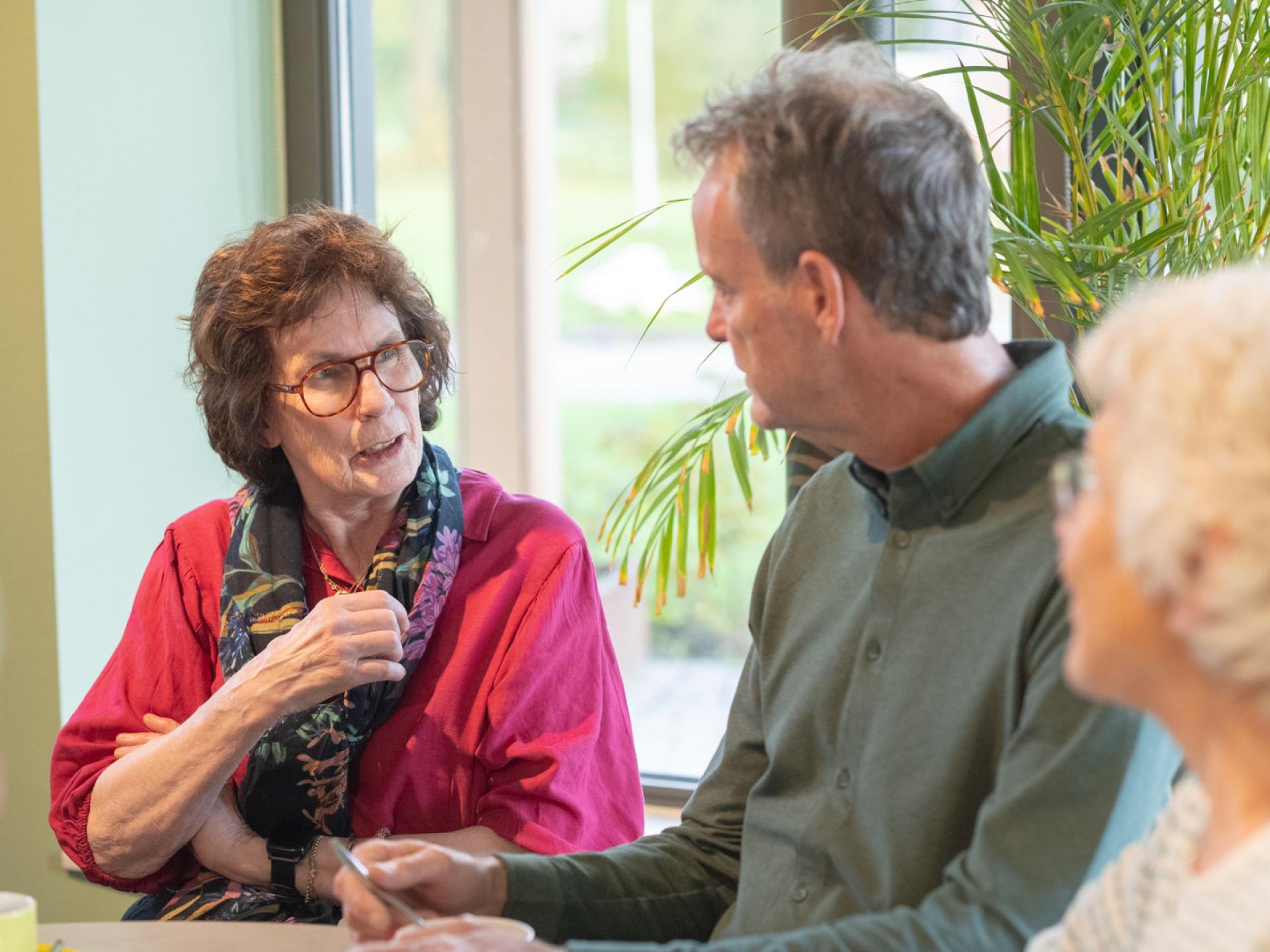 2 mensen praten met elkaar
