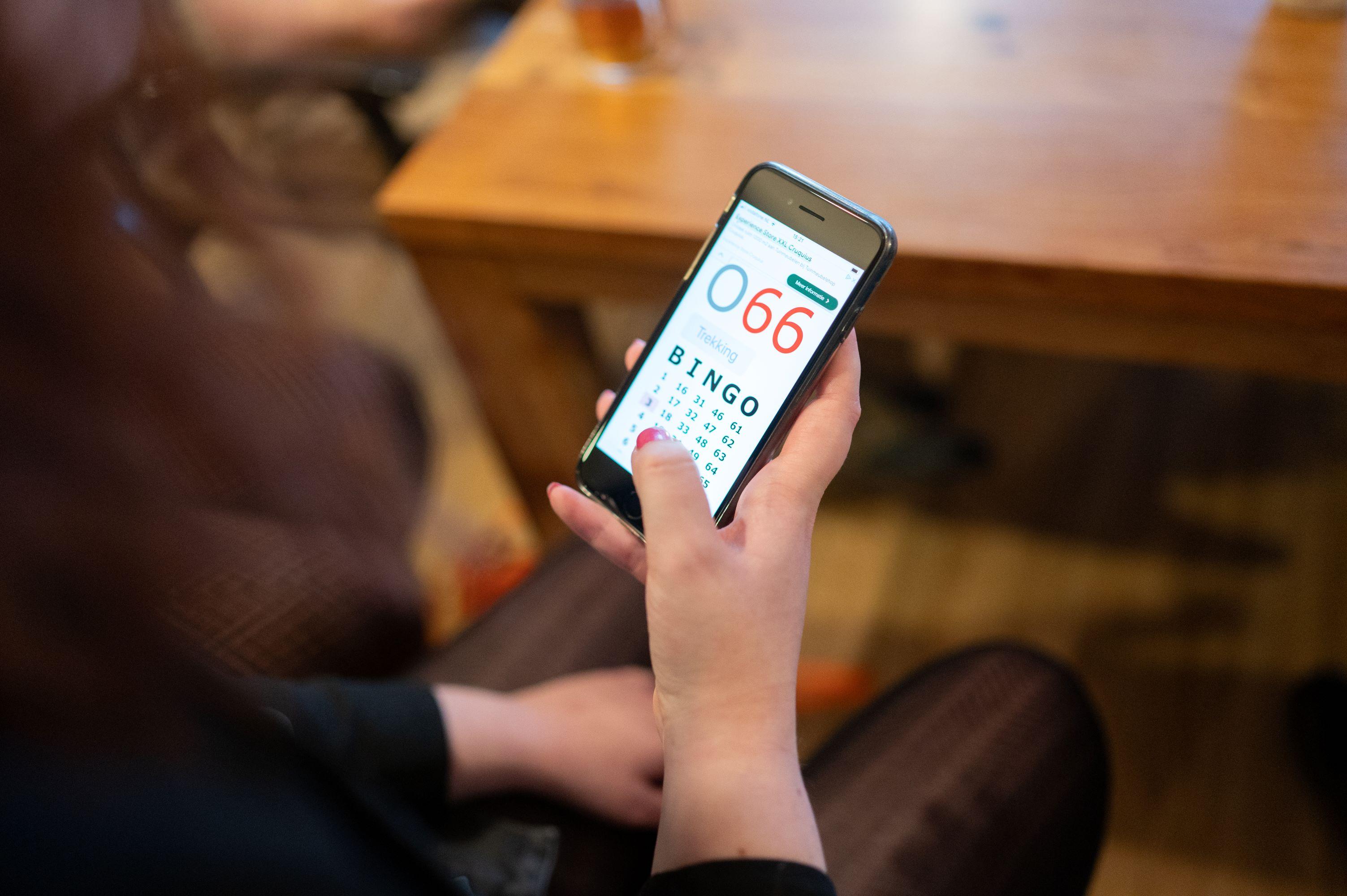 bingo getallen trekken op een telefoon