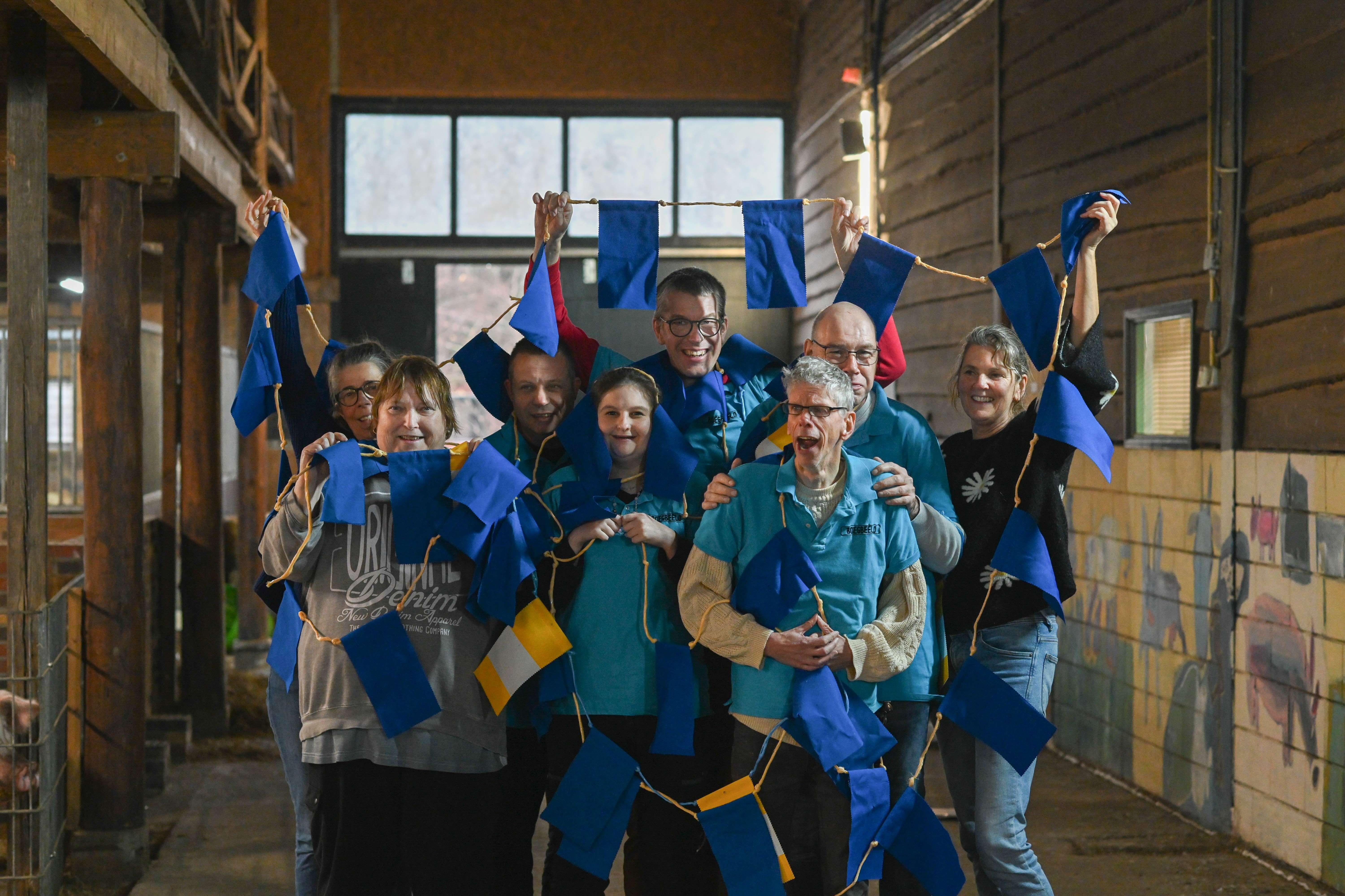 Boegbeeld en vlaggen