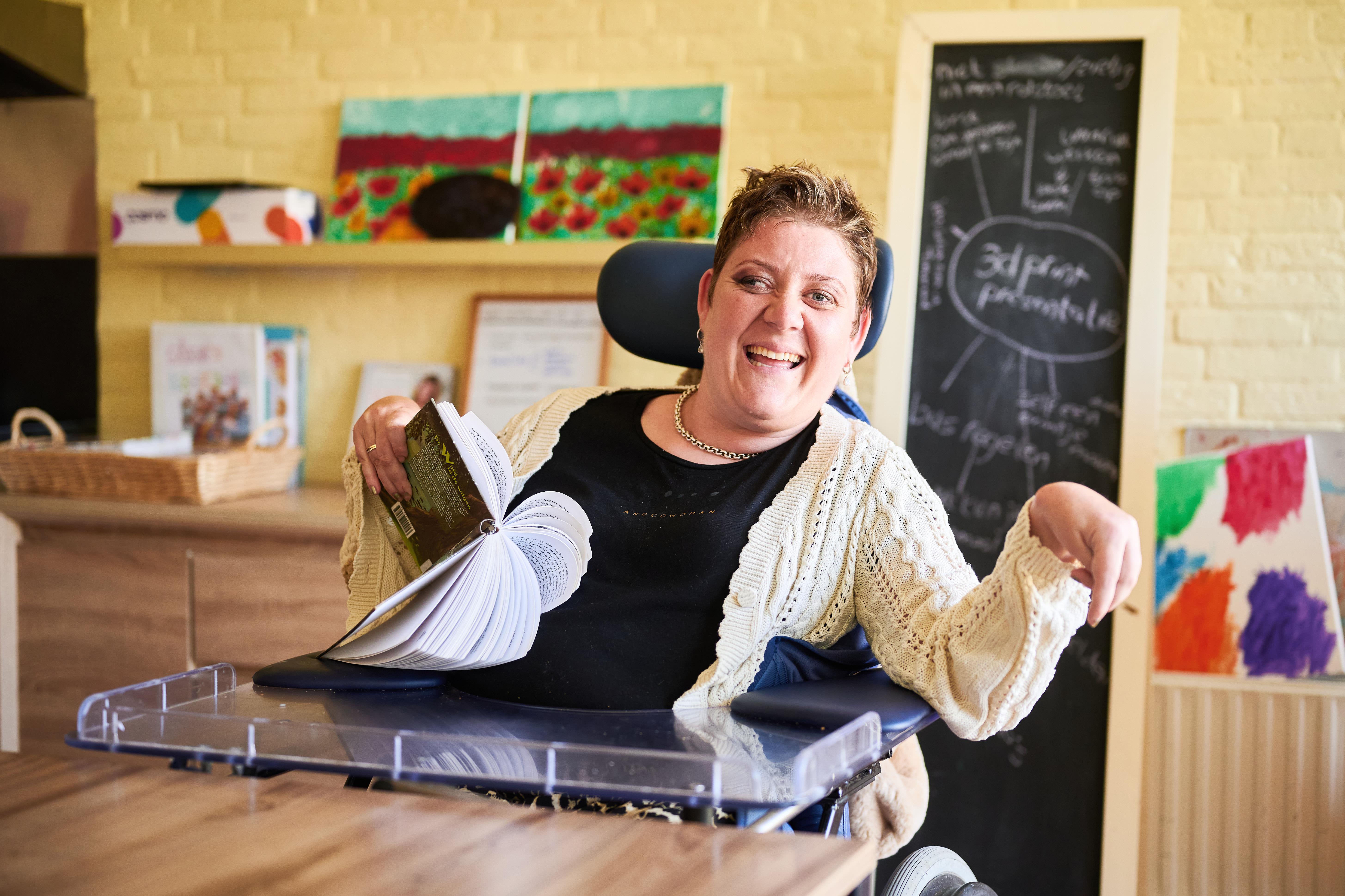 vrouw in rolstoel
