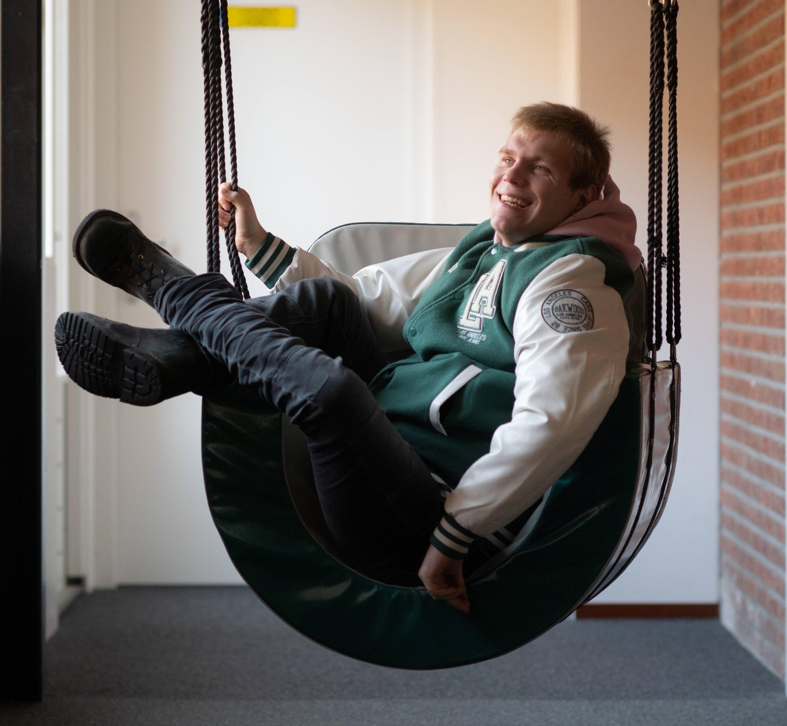 jongen in schommel