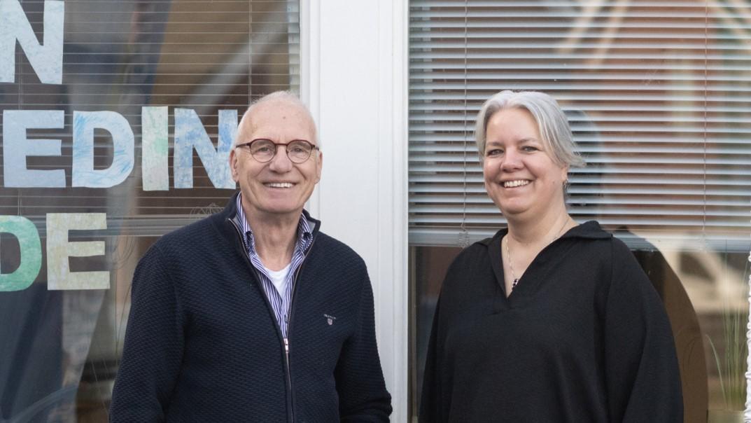 twee mensen poseren en kijken in de camera