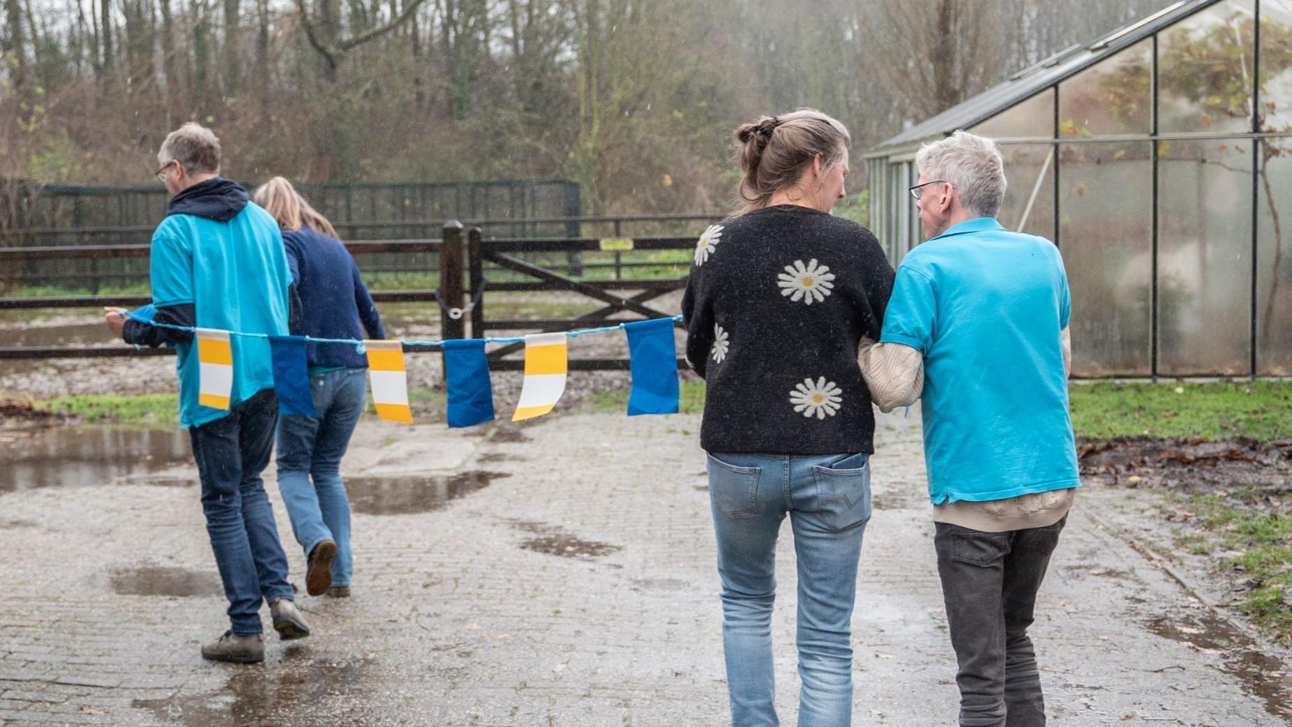 mensen lopen buiten