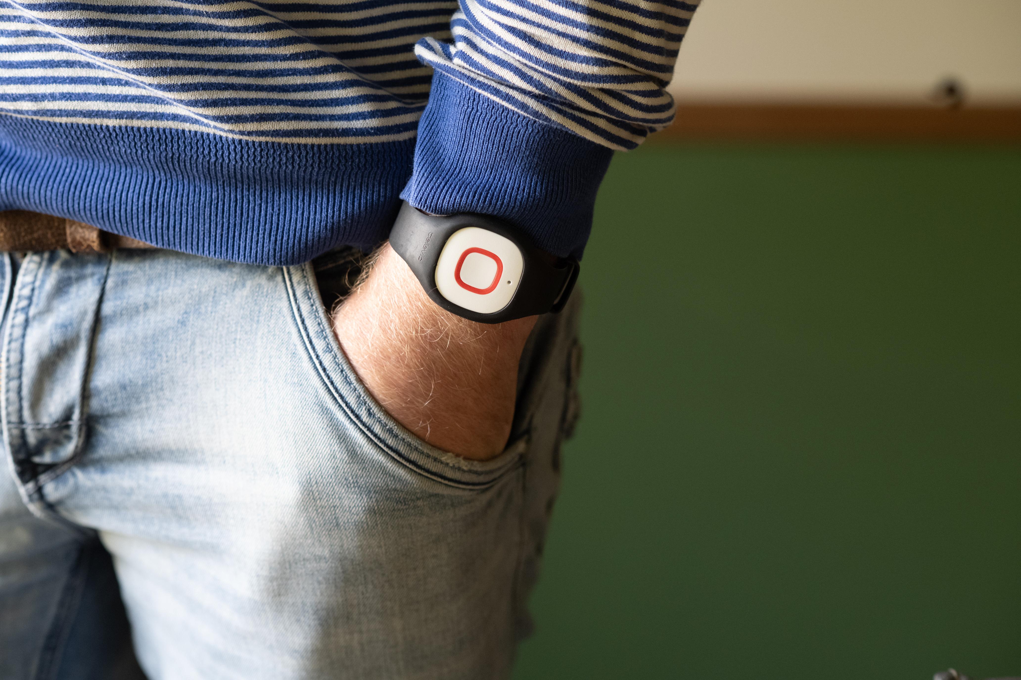 horloge met hand in broekzak