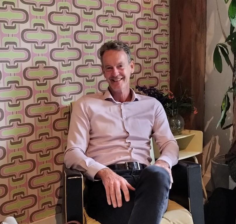 Man zit in een stoel